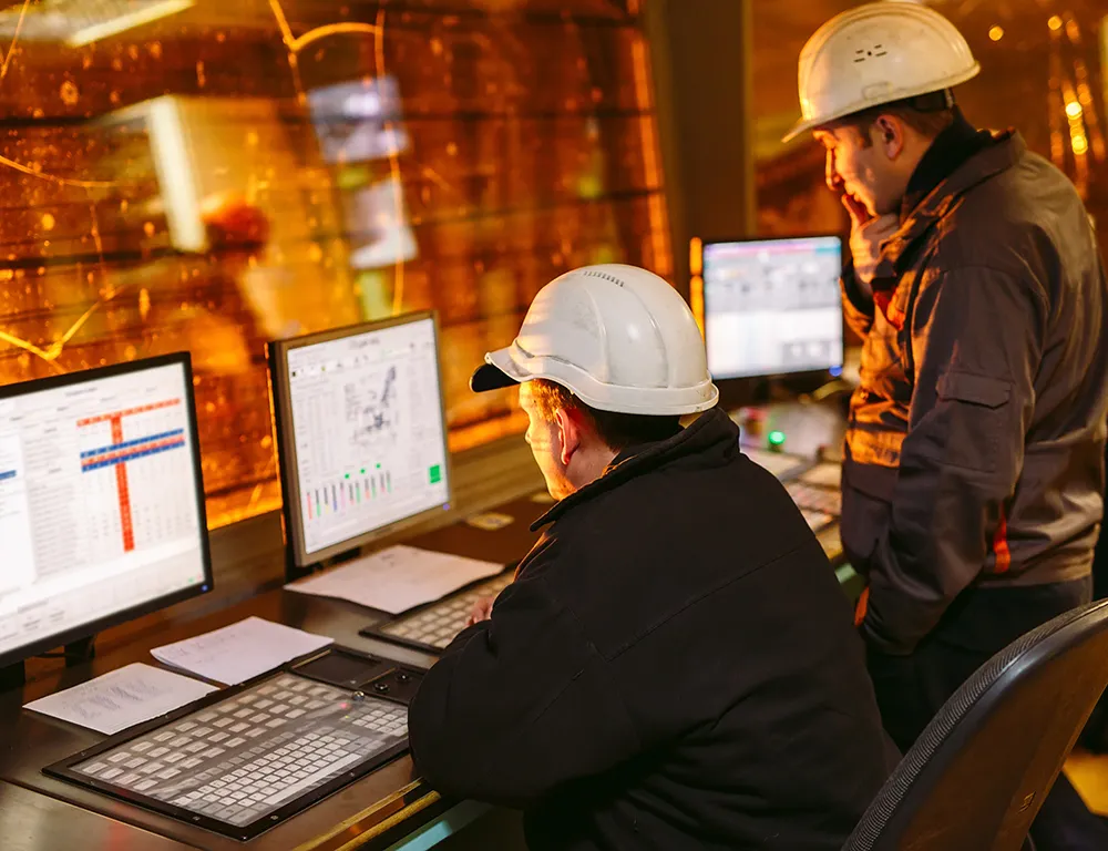 透過盛遠的防災預警系統監測畫面的兩位專員