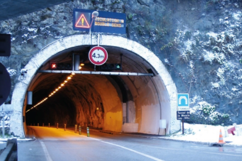 道路與鐵路隧道中的火災偵測
