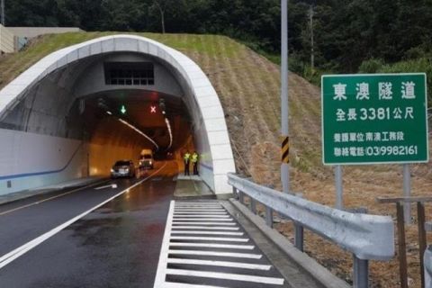 台灣_隧道裡的車起火了,30 秒內系統就知道、3 分鐘內水霧自動啟動——台灣東澳隧道如何做到全自動火災應變?